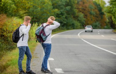 Yürüyüş yapan adam yolda. Bu bir seyahat şekli. Sadece arkadaşlar ve önümüzde ki yol. Özgürlüğü hisset. Arkadaşlarıyla seyahat ediyor. Otomatik bilgisayarla seyahat et. Umutsuz otostopçu. Adamlar arabayı durdurmaya çalışıyor. Yol boyunca yürüyen ikizler