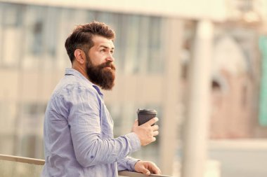 Kişisel verimlilik. Adam sakallı hipster yalnız kahve zevk. Adam içki kahve açık kentsel arka plan götürmek. Yeni bir güne hazırlanın. Günlük ritüeller. Sabah kahvesi konsepti. Kafein enerji yükü