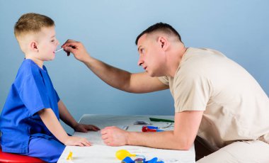 Sağlık hizmetleri. Çocuk doktoru konsepti. Çocuk bakımı. Çocuğun sağlığını kontrol ederken dikkatli ol. Tıbbi muayene. Tıbbi servis. Doktor bey, masada oturup küçük çocuk hastayı muayene edin.