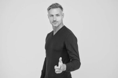 Motive olmuş hissediyorum. Müthişsin. Yetişkin bir hippi sarı arka planı. Erkeklik ve vahşet. Adam seni işaret ediyor. Destek ve motivasyon. Motivasyonlu adam. Kendinden emin ve motive.