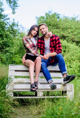 Bizi sadece aşk ısıtabilir. Aile hafta sonu. Romantik randevu. Parkta bir kızla bir adam. Çift dışarıda bankta rahatlar. Sevgi. Sevgililer günün kutlu olsun. Ormanda yaz kampı. Birbirine aşık çiftler. Damalı moda