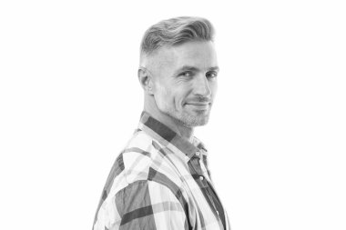 Yetişkin, tıraşsız, beyaz tenli bir adam. Karizmatik adam gülümsüyor. Erkekliğin portresi. Saç ve cilt bakımı. Tüylü olmak seksidir. Pozitif ol. Yakışıklı adam kendine güveniyor. erkek güzeli