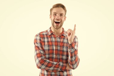 Harika bir fikir. Harika bir fikir. Yakışıklı, gülümseyen adam parmağını kaldırıyor ve izole edilmiş beyaz arka plana bakıyor. Sakallı, neşeli, taze bir fikir. Fikirlerin doğuşu. İlham ve motivasyon