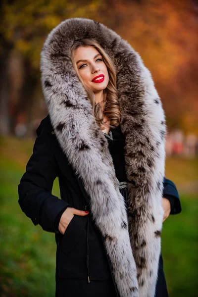 Jesienna kolekcja strojów. damska odzież zimowa. Wytworna kobieta nosi sztuczne futro. prawdziwa futrzana kurtka. różne rodzaje futer. cieszyć się przyrodą i dobrą pogodą. mój wybór mody na ten sezon — Zdjęcie stockowe