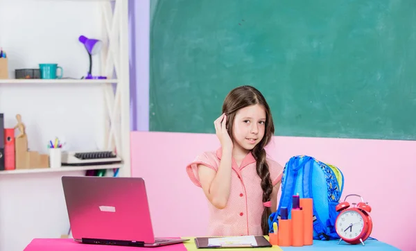 De vuelta a la escuela. Educación en línea. chica en clase con el reloj de espera para el final del día. alumna pequeña con ordenador. Usa nueva tecnología. estudiar en línea. Alarma de clase. concepto de educación en el hogar. Buenos días. — Foto de Stock