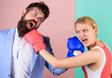 Boksörler eldivenlerle dövüşüyor. Hakimiyet konsepti. Cinsiyet eşitliği. Erkek ve kadın boks dövüşü. Birbirlerine aşık bir çift boksta yarışıyor. Çatışma konsepti. Cinsiyet savaşı. Cinsiyet eşit haklar. Aile kavgası.