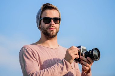 Hayatına yaratıcı renkler getir. Gözlüklü fotoğrafçı. Kamerayla seyahat et. Erkek modası. Moda görünüyor. Kameralı maço adam. Seksi turist muhabiri. Macera yakalamak. gazeteci