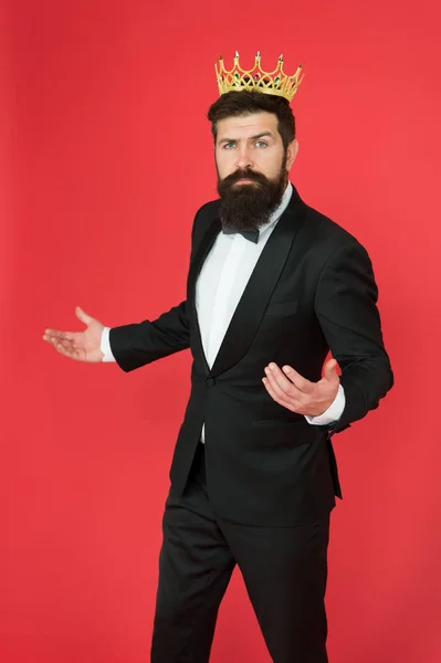 Fama y popularidad. Orgulloso de sus logros. Sociedad de élite. Ser reconocido y orgulloso. Orgulloso. El hombre barbudo lleva corona. Egoísta egoísta. Complejo de superioridad. Guapo hipster en ropa formal —  Fotos de Stock