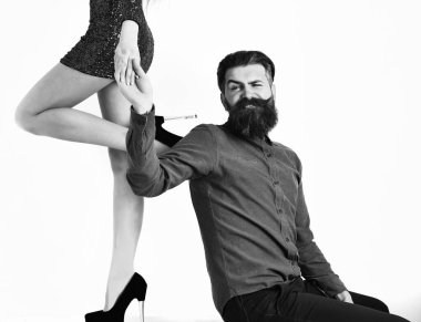 sakallı adam seksi kadın bacakları ile gülümseyen yüzü vardır