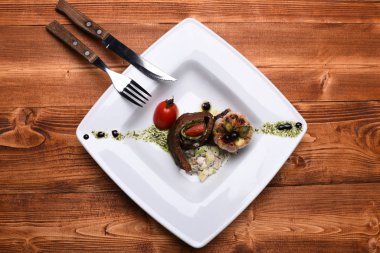 Izgara biftek dilimi, ızgara sarımsak yanında salata.