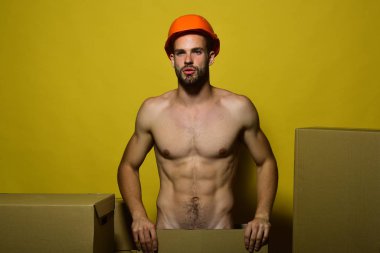 Güzel yüzlü maço kask takıyor. Cinsellik ve hareketli konsept.