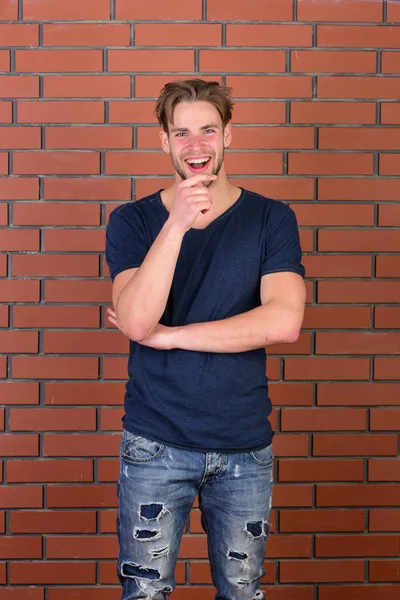 Macho con la cara feliz toma de la mano cerca de la barbilla . — Foto de Stock