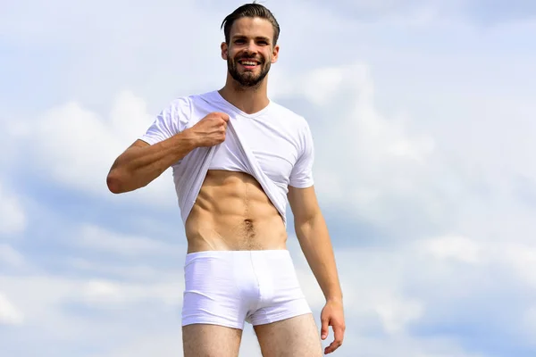 Hombre con la cara sin afeitar y feliz demuestra abdominales desnudos — Foto de Stock