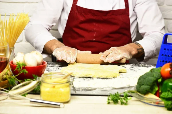 Італійська кухня. Чоловічі руки прокачують тісто — стокове фото