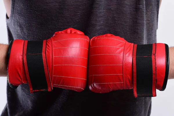 Boxer pressiona as mãos juntas. Homem usa luvas de boxe vermelho . — Fotografia de Stock