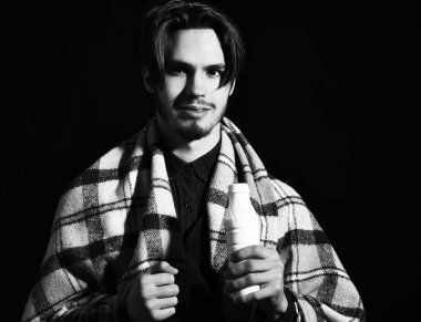 Siyah stüdyo arka planında ekoseli, gülümseyen sakallı adam, kopyalama alanı