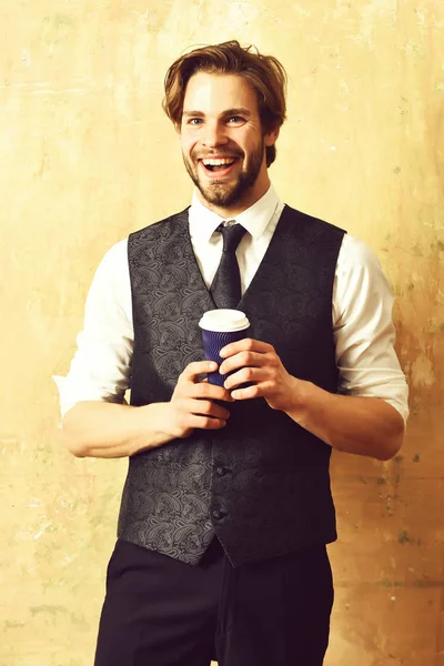 Tasse en papier de café en main de l'homme d'affaires en costume — Photo