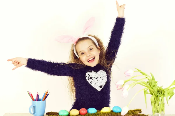 带着铅笔、鸡蛋、花，长着小兔子耳朵的快乐的东方女孩 — 图库照片