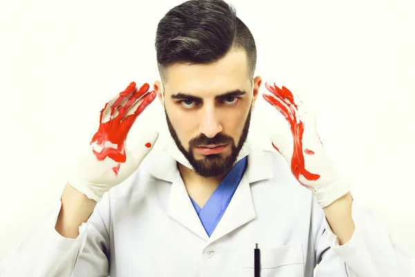 Hombre con barba en uniforme médico con manos en sangre — Foto de Stock