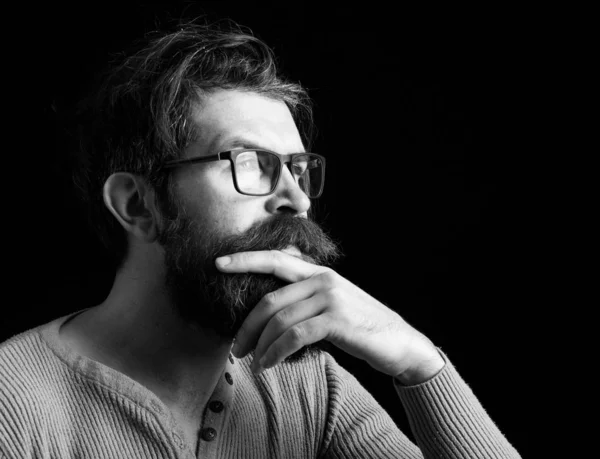 Homme hipster réfléchi dans des lunettes sur fond noir — Photo
