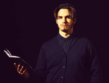 Siyah stüdyo arka planında yakışıklı sakallı adam, kopyalama alanı.