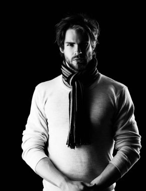 Sakallı maço güvenle arıyor bağlı çizgili eşarp ile