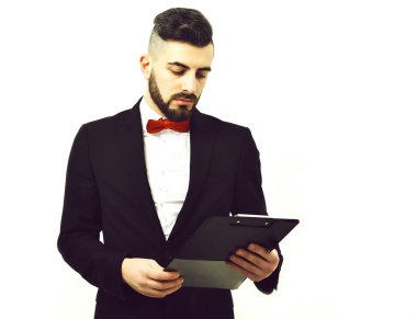 Yöneticisi veya takım elbise ve kırmızı kravat sakallı işadamı