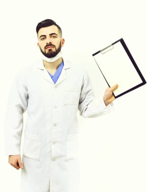 Tedavi ve ambulans hizmetleri kavramı. Cerrahi maskeli doktor.