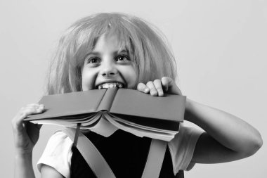 Liseli kız pembe bir arka plan üzerinde mutlu görme ile kitap alıntılar