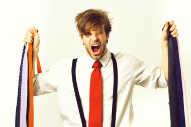 Sakallı, maço, beyaz tenli, renkli kravatlı bir adam.