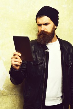 Sakallı, Kafkas hippisi, duvarın arka planında parçalanmış bir tablet taşıyor.