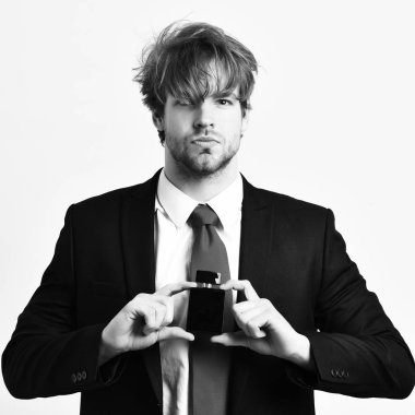 Beyaz tenli, parfümlü beyaz bir adam.