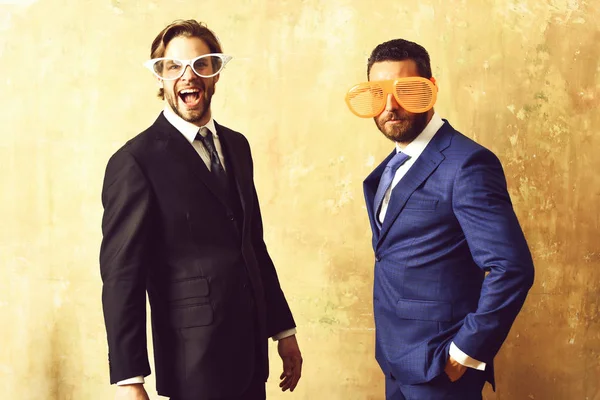 Succesvolle vrolijke, grappige zakenmannen met een bril. orporaat partij in functie — Stockfoto