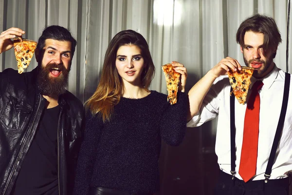 Felices amigos comiendo sabrosas rebanadas de pizza con los pulgares hacia arriba gestos — Foto de Stock