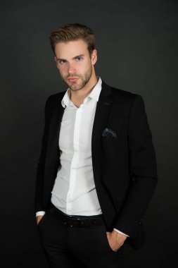 İş koçu. Yakışıklı bir CEO 'ymuş. Başarılı ve karizmatik bir avukat. Liderlik ve iş kavramı. Profesyonel gibi para kazanmak. İş adamları. Ciddi motivasyona sahip bir girişimci. İş adamı resmi takımı