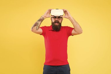Etkileyici bir deneyim. Adam Vr gözlük oyunu oynamak. Sanal gerçeklik kulaklığı ile Hipster. Sanal iletişim konsepti. Sanal simülasyon. Sanal gerçeklik, gözlerin açık ken rüya görmek gibidir.