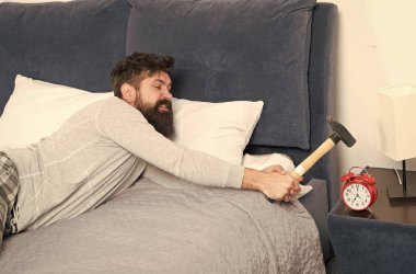 Sinirli adam can sıkıcı saati yok. Daha fazla uyu. Sağlık konsepti. Uyku aşamaları. Adam uyanık alarm zil ile mutsuz. Sen uyku rağmen hiç uyuyamadım gibi duygu uyanmak olabilir