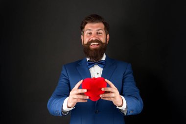 En içten dileklerimle. Papyonlu bir iş adamı. Kalp estetiği sembolü. Sevgililer Günü tatili. Aşk ve ilişkiler. Düğün günü. Resmi takım elbiseli sakallı damat. Sağlık hizmetleri. Kalp ellerinde.