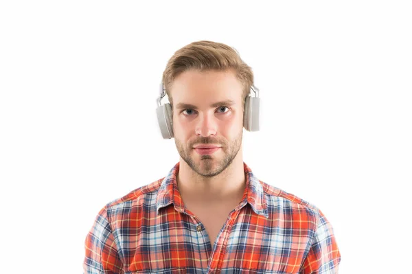Ακουστικός οδηγός. Τέλειος ήχος. Ακούστε μουσική για κίνητρο. Αγαπημένη λίστα κομματιών. Ασύρματα ακουστικά. Σύγχρονη έννοια ακουστικά. Όμορφος άντρας ακούει μουσικά ακουστικά gadget. Πορεία Podcast — Φωτογραφία Αρχείου
