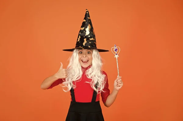 Spaß haben mit Magie. Kleines Kind im Hexenkostüm. Halloween-Party. kleines Mädchen mit schwarzem Hexenhut. Herbstferien. Feiern Sie mit. Zauberspruch. kleine Hexe mit weißem Haar. Zauberer mit Stock — Stockfoto