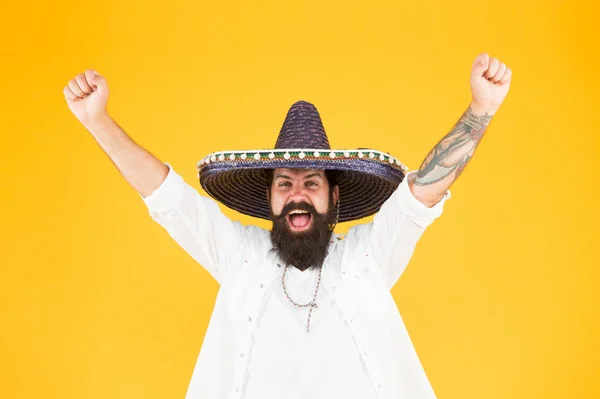 墨西哥精力充沛的脾气。庆祝传统的墨西哥假日。Cinco de Mayo 。墨西哥死亡日。五月五日。让我们玩得开心点。庆祝嘉年华。在墨西哥的一个快乐的男人。一顶纪念品草帽 — 图库照片