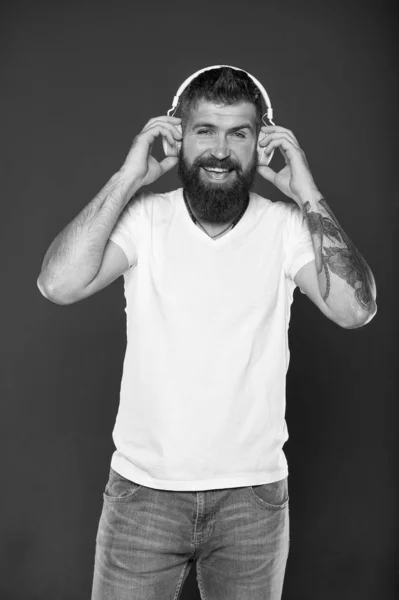 Son parfait. Écoutez de la musique pour la motivation. Liste de chansons préférées. Casque sans fil. Concept de casque moderne. Homme mature beau écoutant musique casque gadget. Je chante des paroles. Concept de passe-temps — Photo