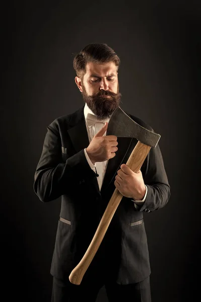 Sharp AX hand säker kille. Maskulinitet och brutalitet. Barbershop frisyr. Fast beslutsamhet. Brutal barberare. Brutala seder. Koncept för resoluteness. Beslut fattas. Man brutal hipster med yxa — Stockfoto