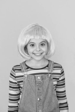 Parlak canlı saç modeli ile çocuk kız. Yapay peruk konsepti. Pigment boya saç. İfade özgürlüğü. Fantezi saç trendi. Yarı kalıcı renk kremi. Saç uzantılarırenkli klip. Renk değiştirme