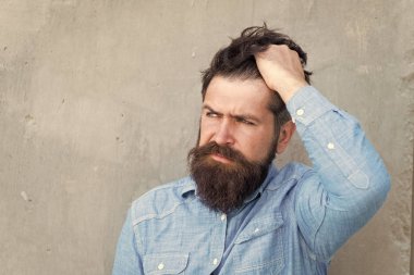 Bir sorunum var. Onun stili. Baş ağrısı ve aşırı çalışma. Olumsuz duygular. Kötü hissediyorum. Sakallı adam. Sakallı, olgun bir hippi. Erkek yüz bakımı. Erkek berber moda bakımı. Vahşi sakallı adam.