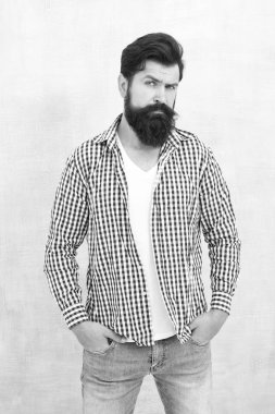 Sakallı adam hippi tarzı moda. Erkeklik ve erkek güzellik kavramı. Sakallı ve bıyıklı hippi gömlek giyiyor. Kendine güven. İyi giyimli bir adam. Zalim yakışıklı hippi, gri duvar arkaplanı