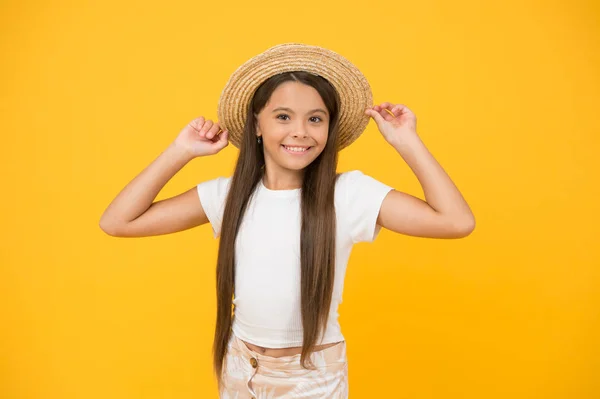 Pronti a rilassarvi. Adolescente ragazza moda estiva. Piccola bellezza col cappello di paglia. Stile spiaggia per bambini. Visita le isole tropicali. Armadio da viaggio. Il cappello Panama sarà utile questa estate. Abito vacanza estiva — Foto Stock