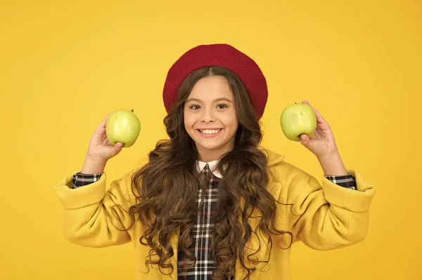 La saison des récoltes. Enfant enfant visage heureux tenir des pommes. Concept d'alimentation saine. Une collation vitaminée aux pommes. Fille cheveux bouclés longs mignons tenir des pommes. Enfant fille émotionnelle sourire expression du visage. Délicieux et savoureux — Photo