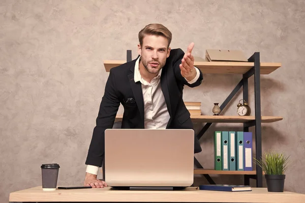 Quitter le bureau maintenant. Entretien d'embauche échoué. Licenciement des employés. Patron sérieux difficile regardant la caméra. Patron avec ordinateur portable de mauvaise humeur. Homme strict barbu patron top manager dans le bureau. Concept de eo — Photo