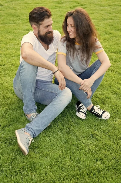 La vie ensemble. couple romantique s'amuser ensemble. été se détendre dans le parc. couple amoureux. Saint Valentin. jolie fille et homme barbu hipster sur herbe verte. rendez-vous parfait. week-end famille — Photo